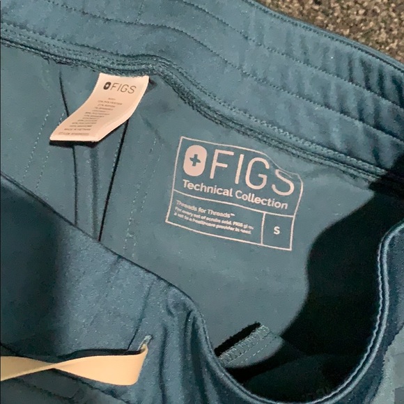 Bag of random mismatched costume jewelry - Picture 2 of 3